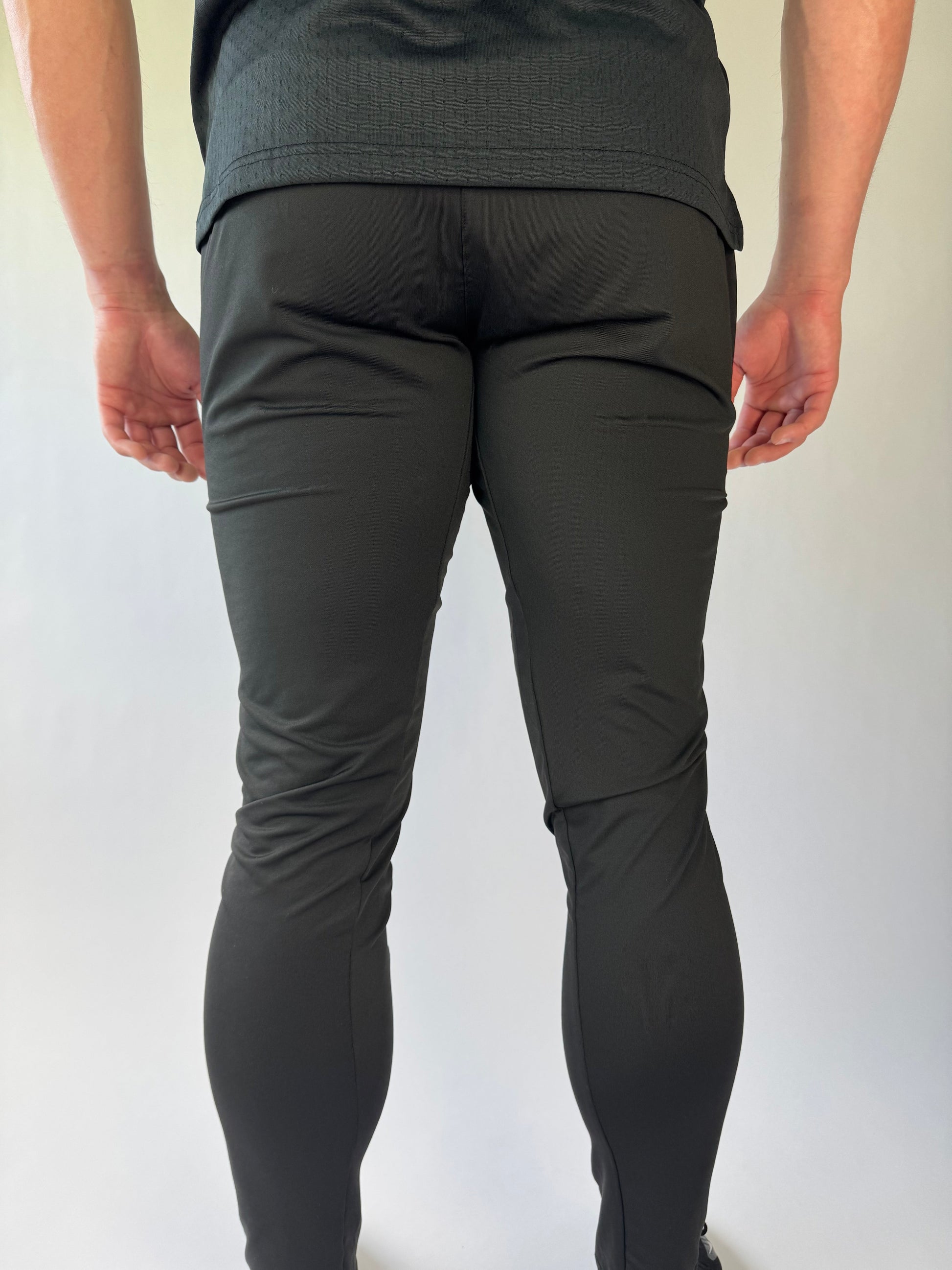 Zwarte sportbroek met elastische tailleband – FlexMotion