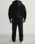 zwarte fitness hoodie en joggingbroek heren achterkant comfortabele gym outfit