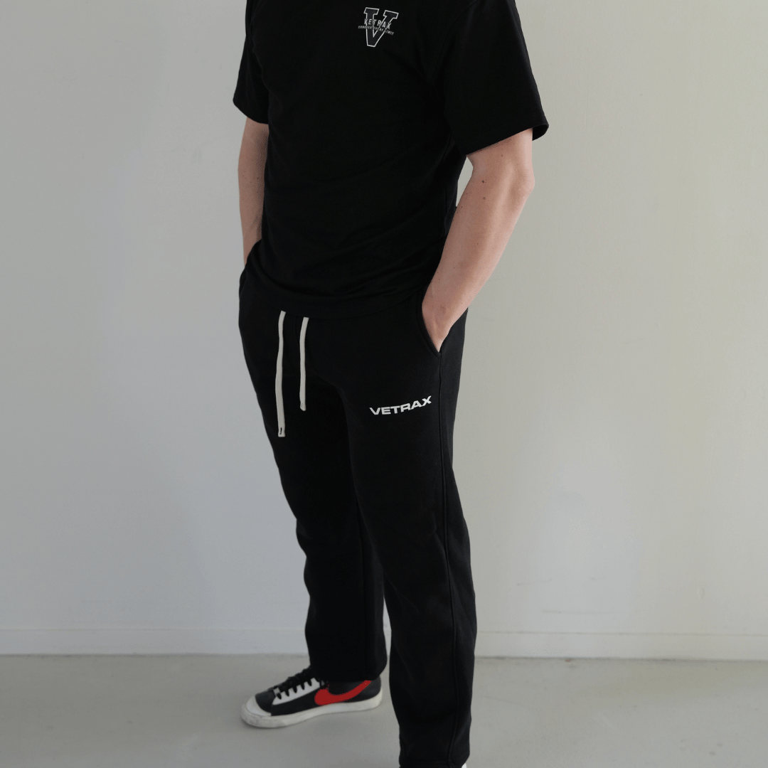 zwarte fitness outfit heren t shirt en joggingbroek moderne gym kleding set