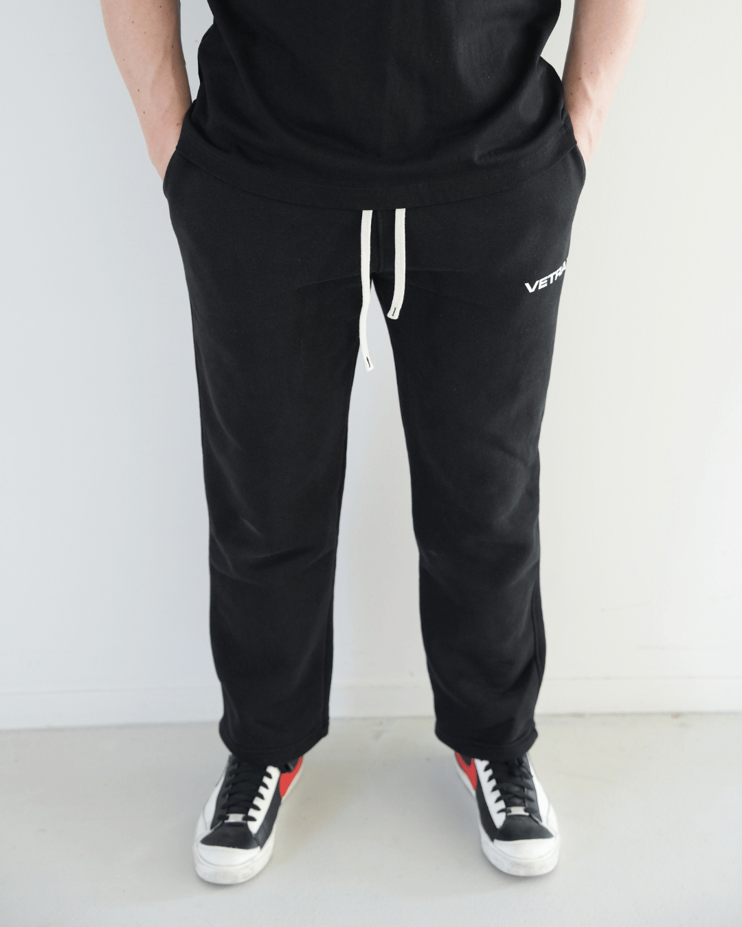 zwarte trainingsbroek heren voorkant met elastische taille en trekkoord fitness